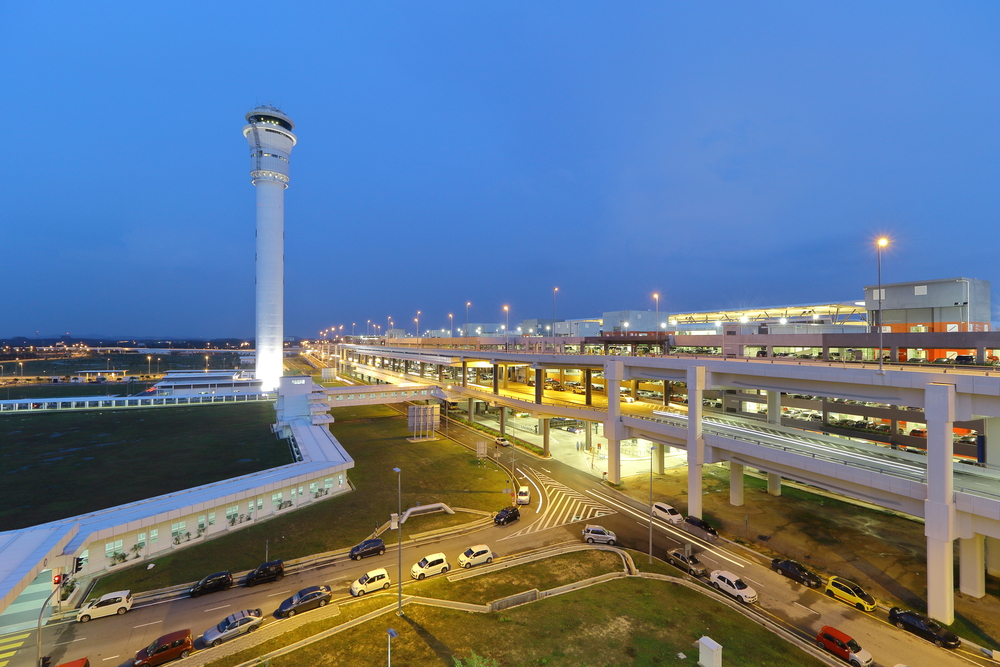 Del aeropuerto de Kuala Lumpur al centro - guía de transporte 10 La torre de control y el Transport Hub junto a la Terminal 2 del aeropuerto de Kuala Lumpur