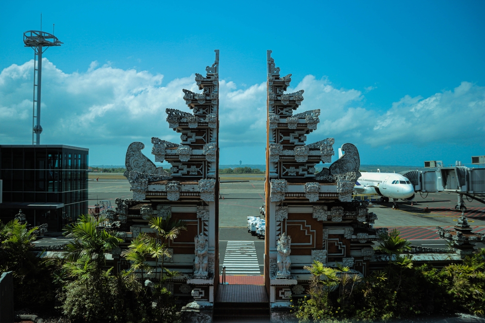 La puerta tradicional balinesa del aeropuerto de Bali, I Gusti Ngurah Rai International Airport