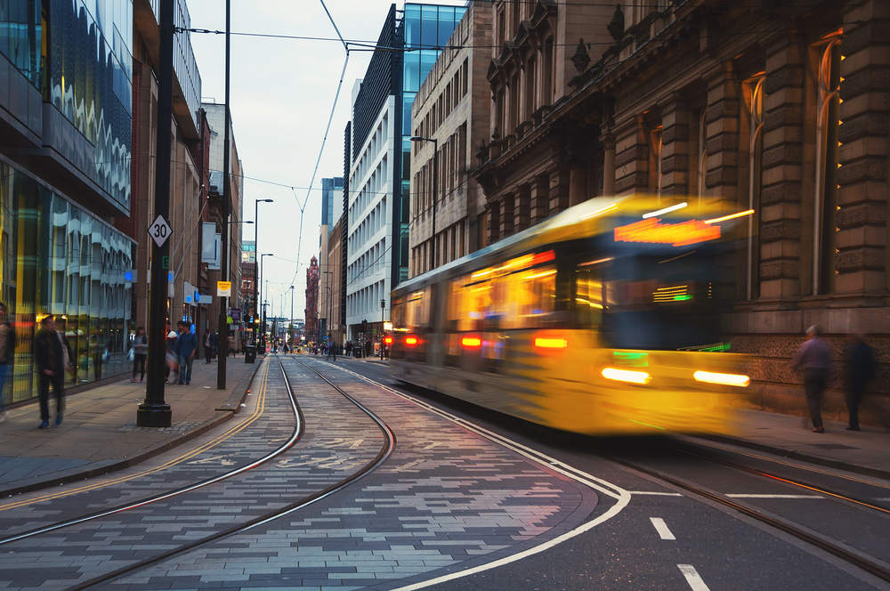 Del aeropuerto de Mánchester al centro - guía de transporte 9 Un tranvía de Metrolink en el centro de Mánchester por la noche
