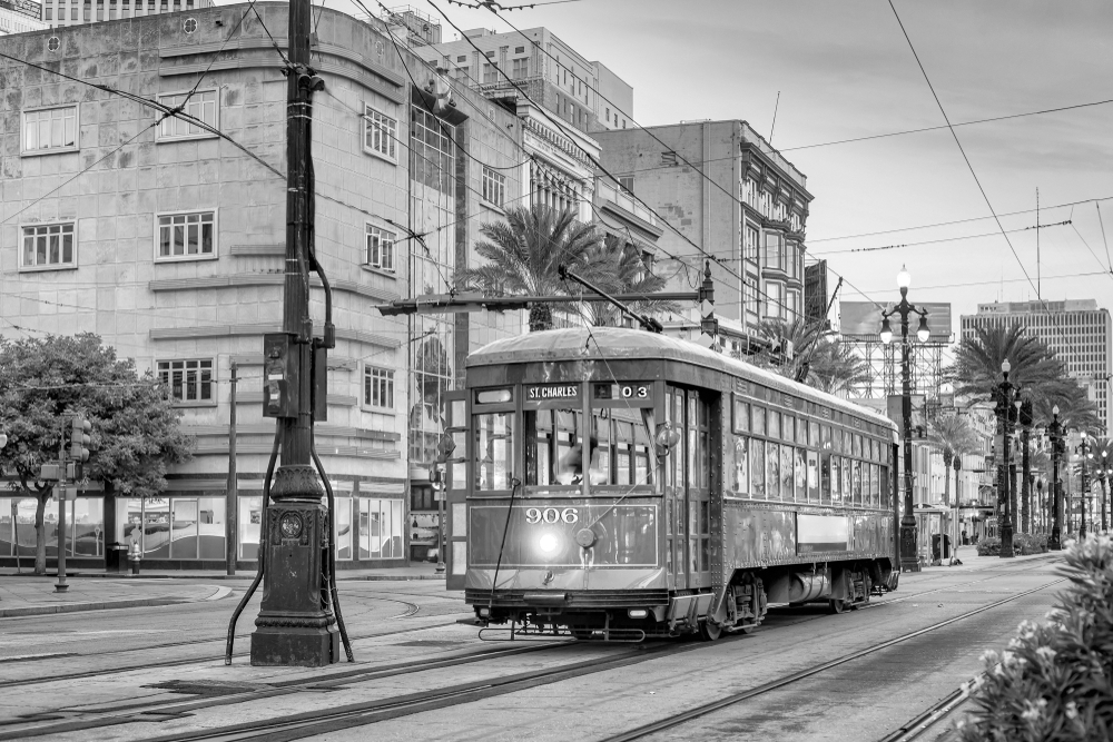 ¿Dónde alojarse en Nueva Orleans? Las 5 mejores zonas y buenos hoteles 9 Tranvía en el centro de Nueva Orleans al anochecer