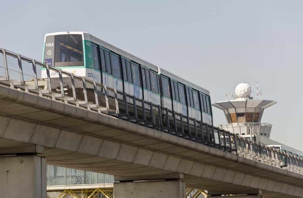 El tren Orlyval sobre el viaducto del aeropuerto de Orly