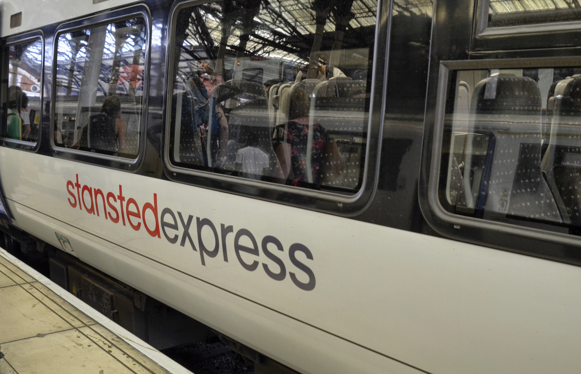 El tren Stansted Express entre el aeropuerto de Stansted y Londres