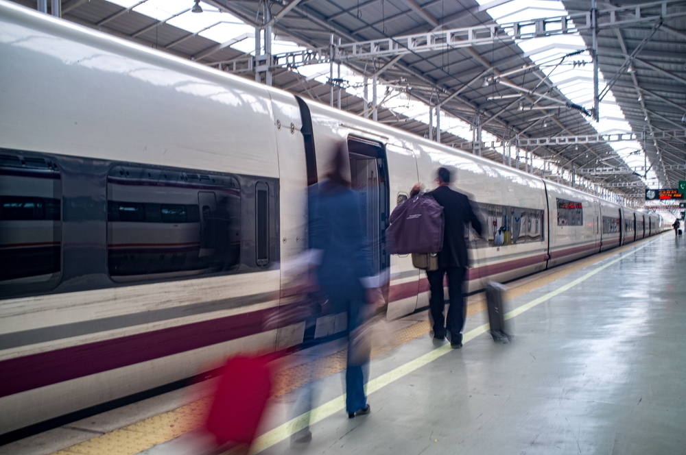 Del aeropuerto de Málaga al centro y la Costa del Sol 6 Tren de alta velocidad en la estación Málaga María Zambrano