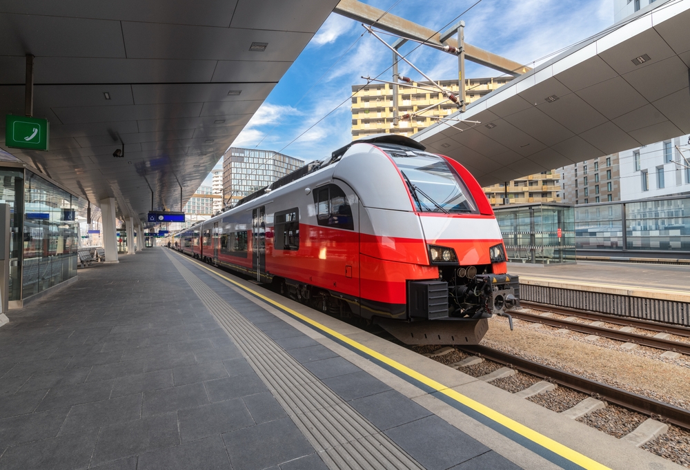 Tren rojo junto al andén de una estación de Viena