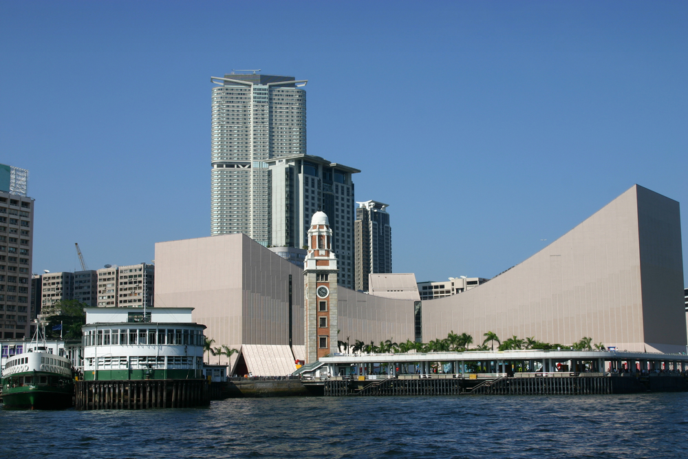 ¿Dónde alojarse en Hong Kong? Las 6 mejores zonas y buenos hoteles 9 Tsim Sha Tsui visto desde el puerto Victoria con la Torre del Reloj y la terminal de ferris