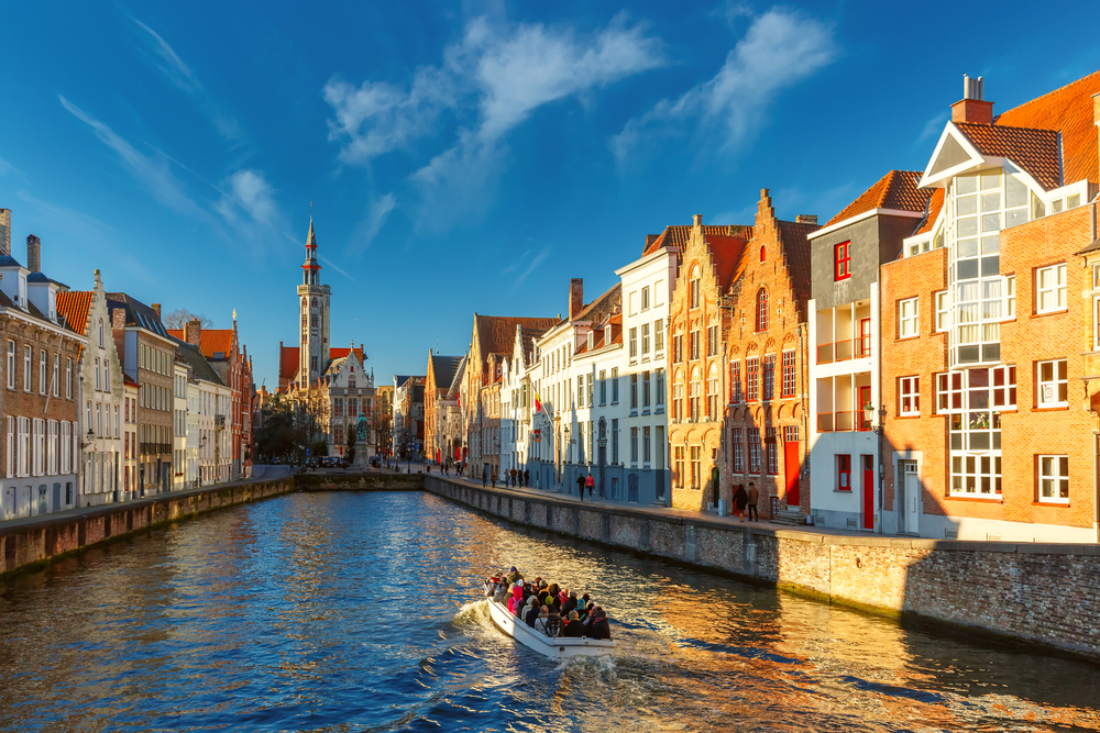 ¿Dónde alojarse en Brujas? Las 5 mejores zonas y buenos hoteles 9 Un barco en el canal Spiegelrei junto a Jan van Eyckplein, en Brujas