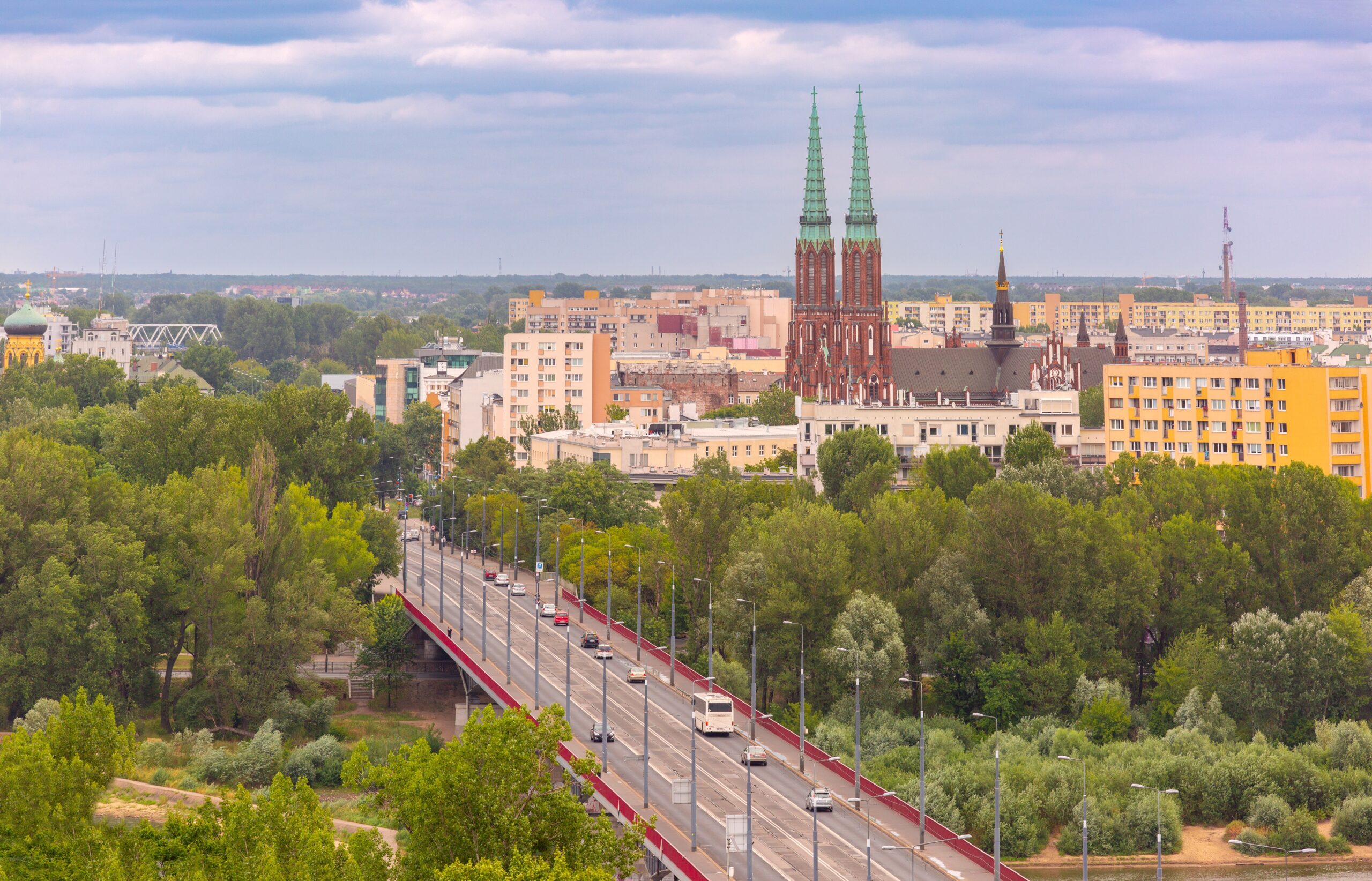 ¿Dónde alojarse en Varsovia? Las 6 mejores zonas y buenos hoteles 14 Un puente hacia Praga, en Varsovia, con la catedral de San Miguel Arcángel y San Floriano