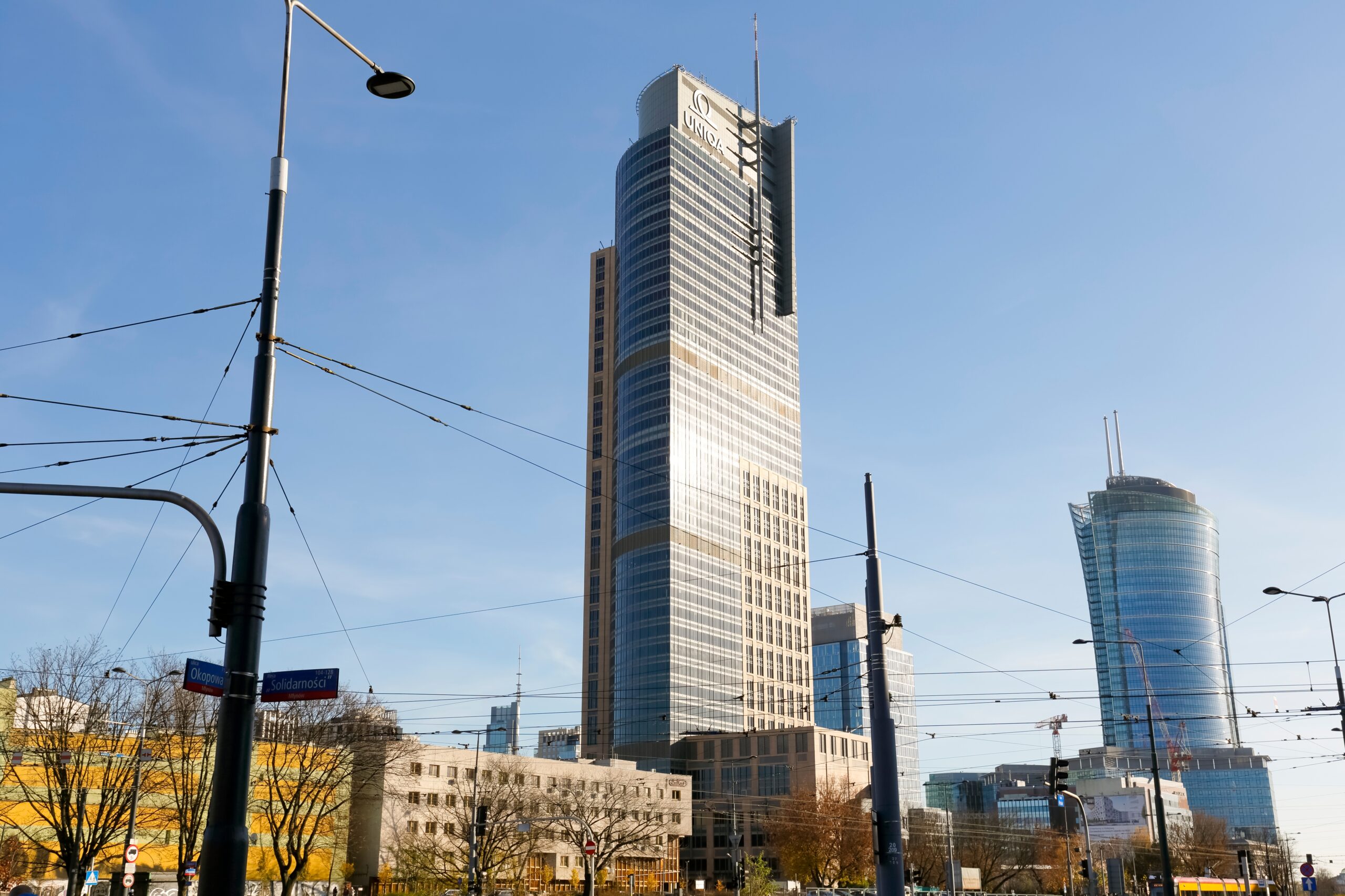 ¿Dónde alojarse en Varsovia? Las 6 mejores zonas y buenos hoteles 13 Un rascacielos moderno en el distrito de Wola, en Varsovia