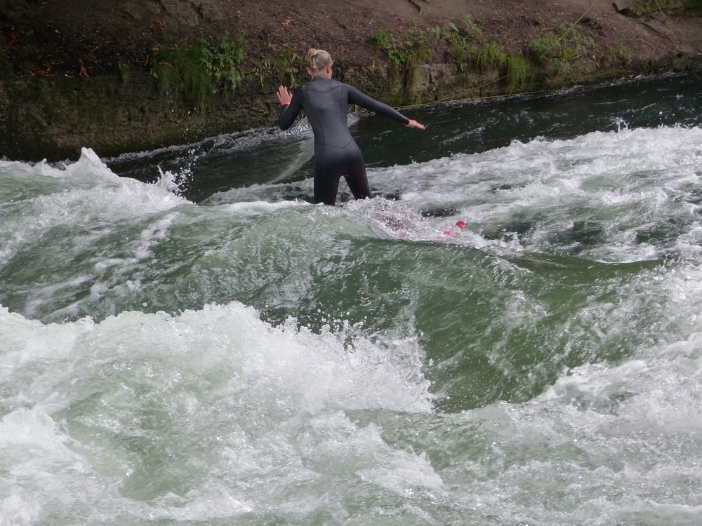 Qué ver en Múnich: las 18 mejores cosas que hacer 24 Un surfista en la ola del Eisbach junto al Jardín Inglés de Múnich