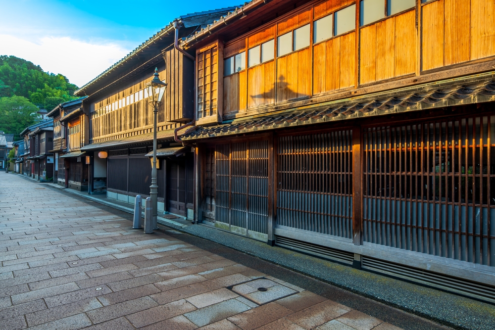¿Dónde alojarse en Japón? Las 7 mejores zonas y buenos hoteles 13 Una calle con casas de té en el barrio de Higashi Chaya en Kanazawa