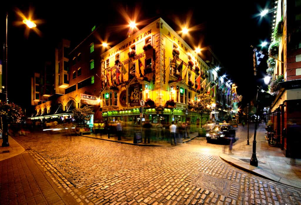 Una calle con pubs en Temple Bar, Dublín