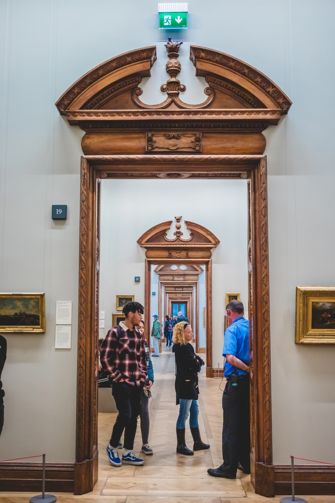 Visitantes contemplando arte en la Galería Nacional de Irlanda en Dublín