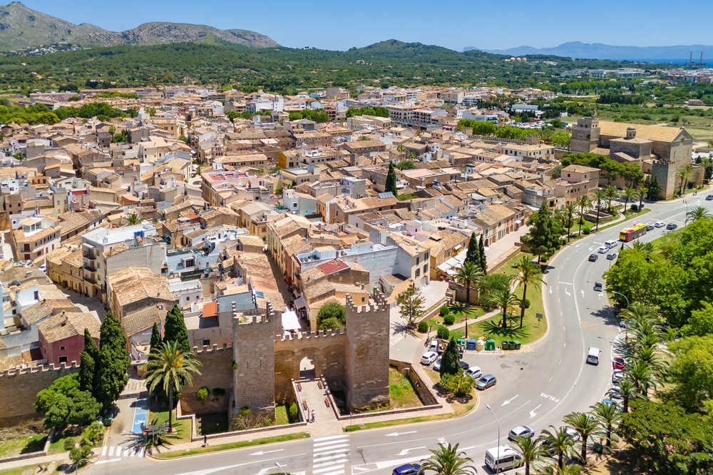 Vista aérea de Alcúdia y las murallas que rodean el casco antiguo