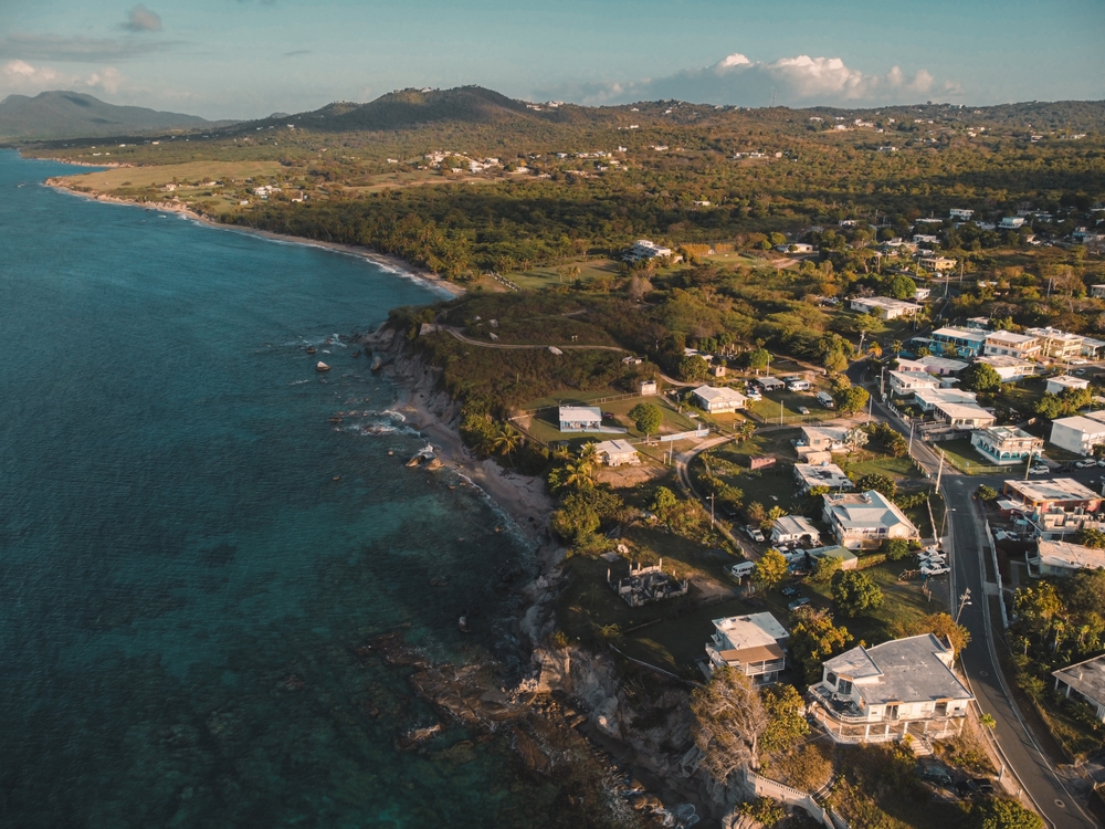Vista aérea de Esperanza, en Vieques, con el mar azul