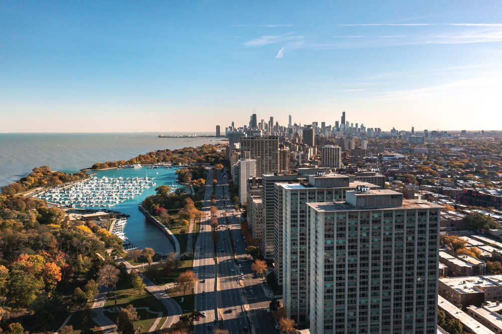 Vista aérea de Lakeview y Belmont Harbor con el perfil urbano de Chicago al fondo