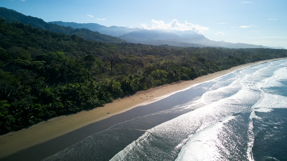 ¿Dónde alojarse en Costa Rica? Las 7 mejores zonas y buenos hoteles 14 Vista aérea de Playa Hermosa en Guanacaste