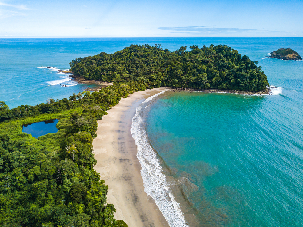 ¿Dónde alojarse en Costa Rica? Las 7 mejores zonas y buenos hoteles 12 Vista aérea de Playa Manuel Antonio en el parque nacional