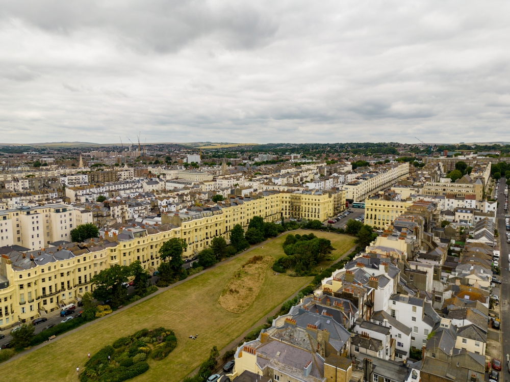 ¿Dónde alojarse en Brighton? Las 5 mejores zonas y buenos hoteles 9 Vista aérea de Regency Square y la playa de Brighton