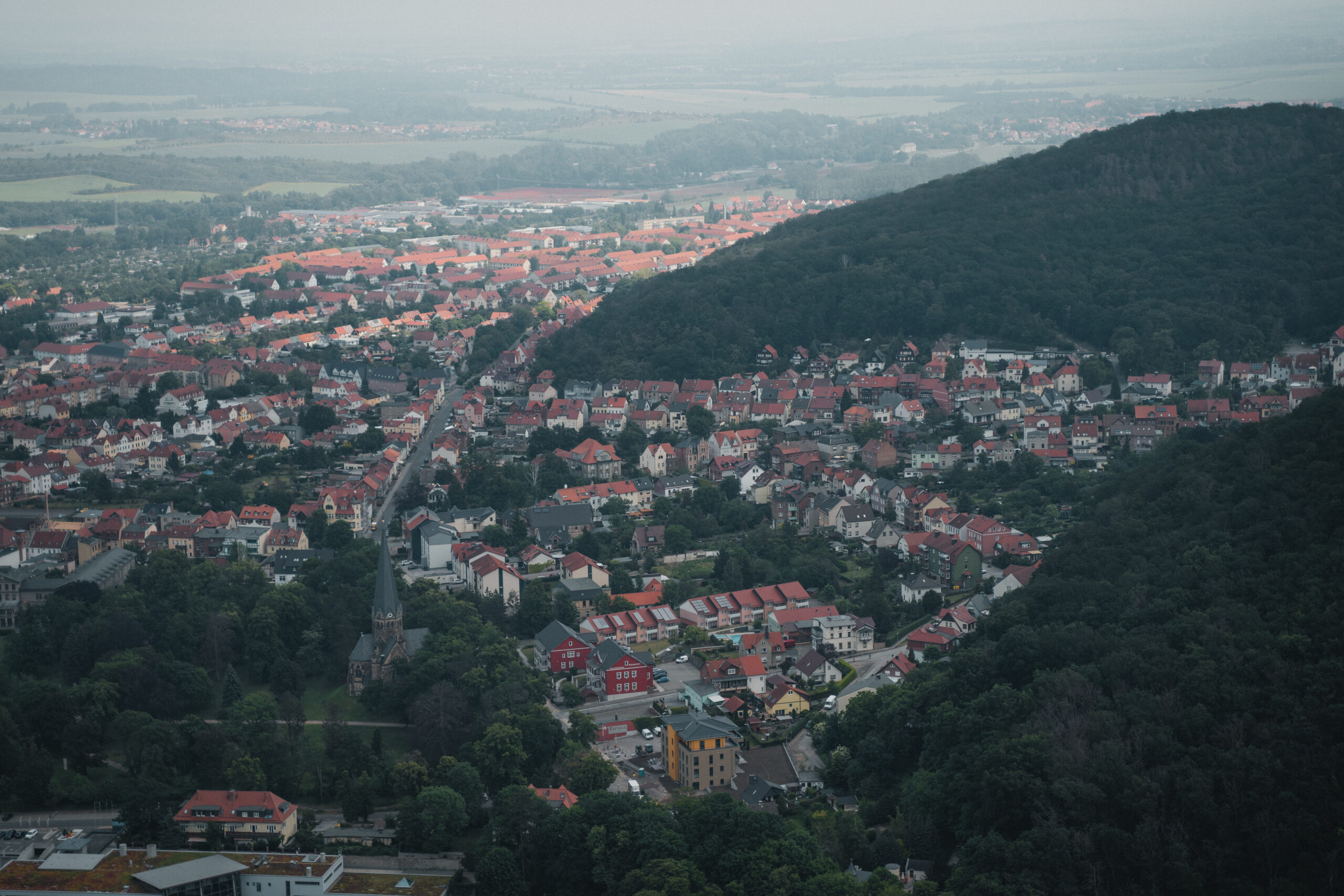¿Dónde alojarse en el Harz? Los 5 mejores pueblos y buenos hoteles 11 Vista aérea de Thale en el Harz