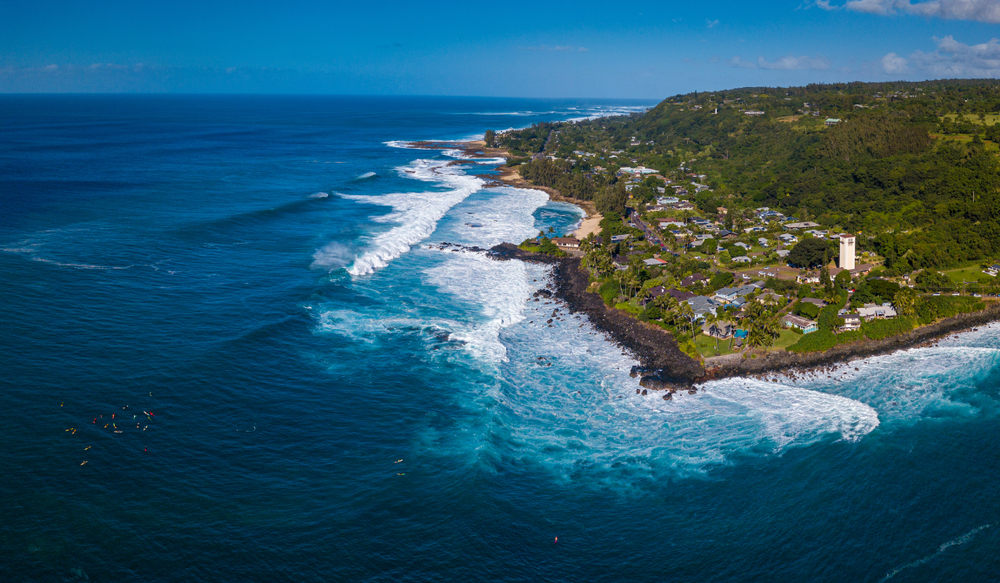 Vista aérea de la North Shore de Oahu con surfistas en Waimea Bay