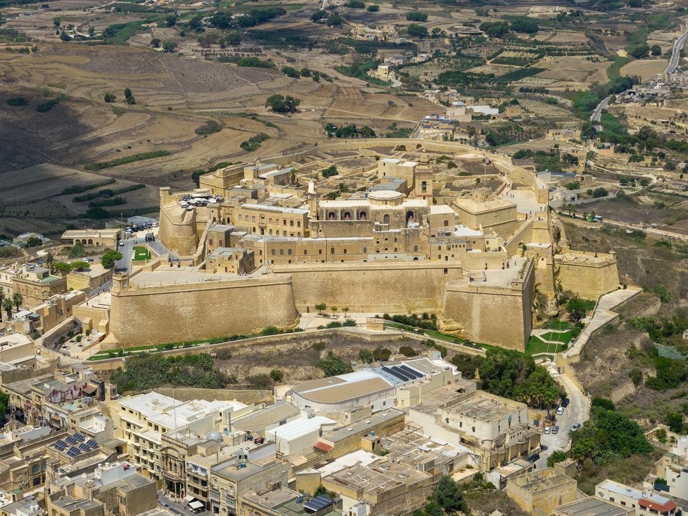 Vista aérea de la fortaleza de la Ċittadella sobre Victoria, en Gozo