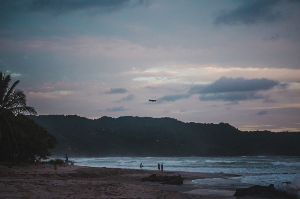 ¿Dónde alojarse en Costa Rica? Las 7 mejores zonas y buenos hoteles 15 Vista aérea de la larga playa de arena de Playa Carmen en Santa Teresa al atardecer