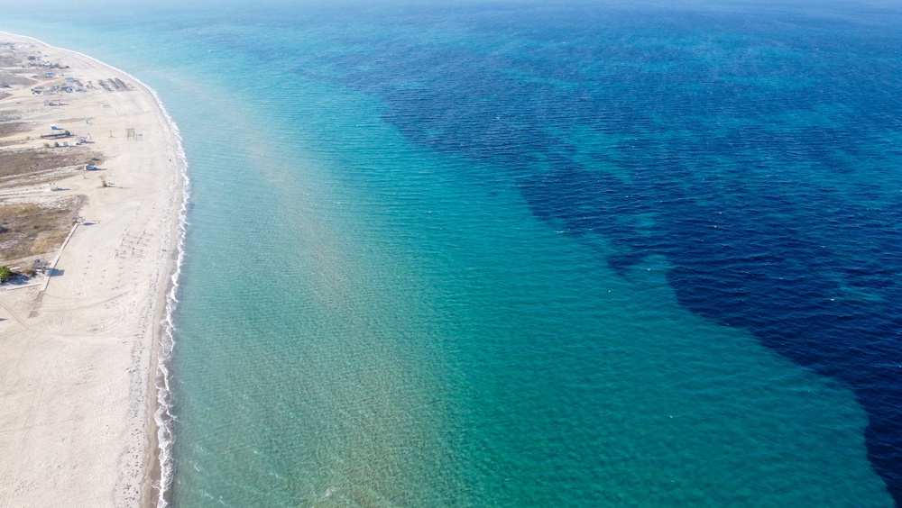 ¿Dónde alojarse en Kos? Las 5 mejores zonas y buenos hoteles 9 Vista aérea de la larga playa de arena de Tigaki en Kos