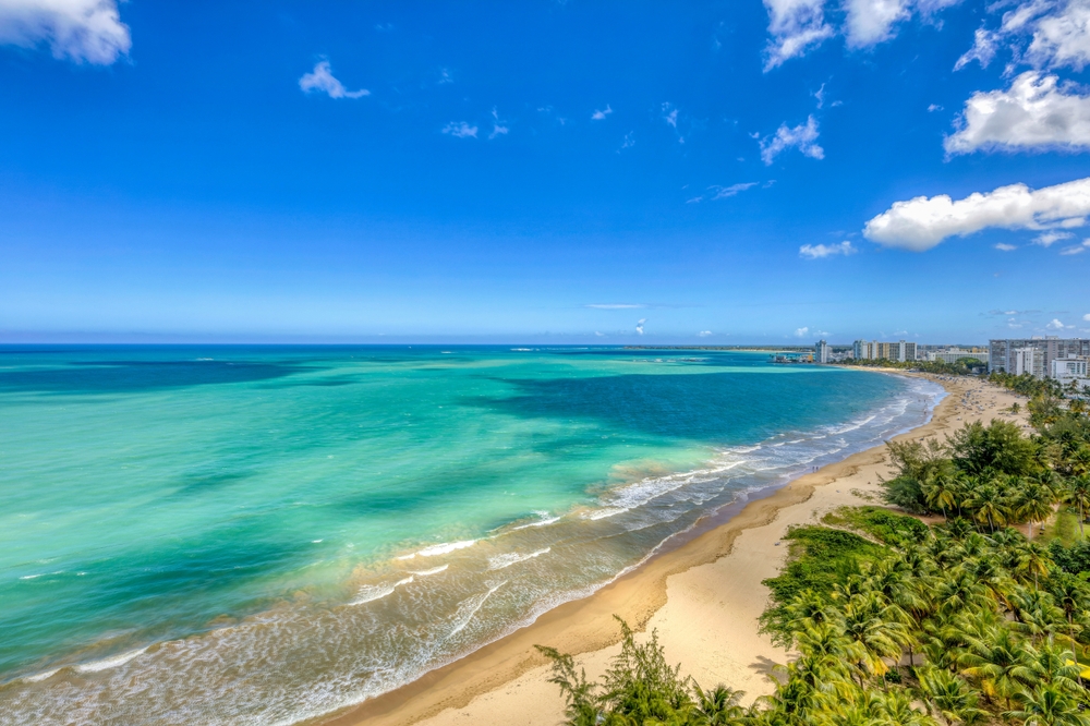 Vista aérea de la playa de Isla Verde en Carolina, cerca de San Juan