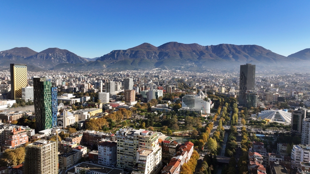 ¿Dónde alojarse en Albania? Los 7 mejores lugares y buenos hoteles 15 Vista aérea de la plaza Skanderbeg, en el centro de Tirana