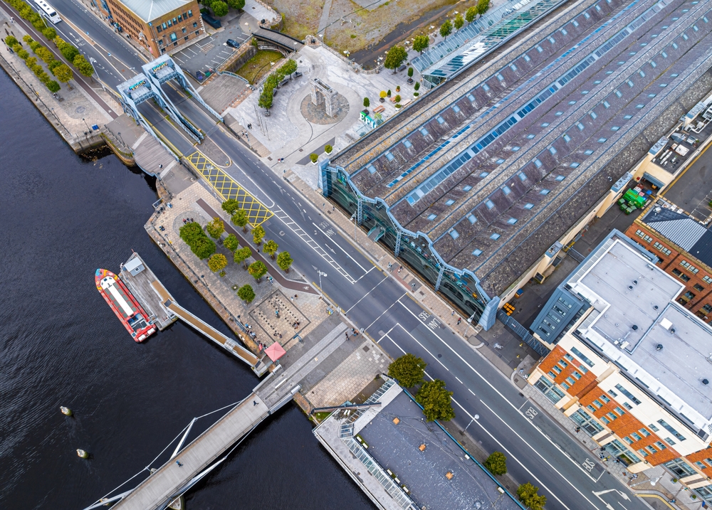 Vista aérea del CHQ Building con EPIC The Irish Emigration Museum junto al río Liffey