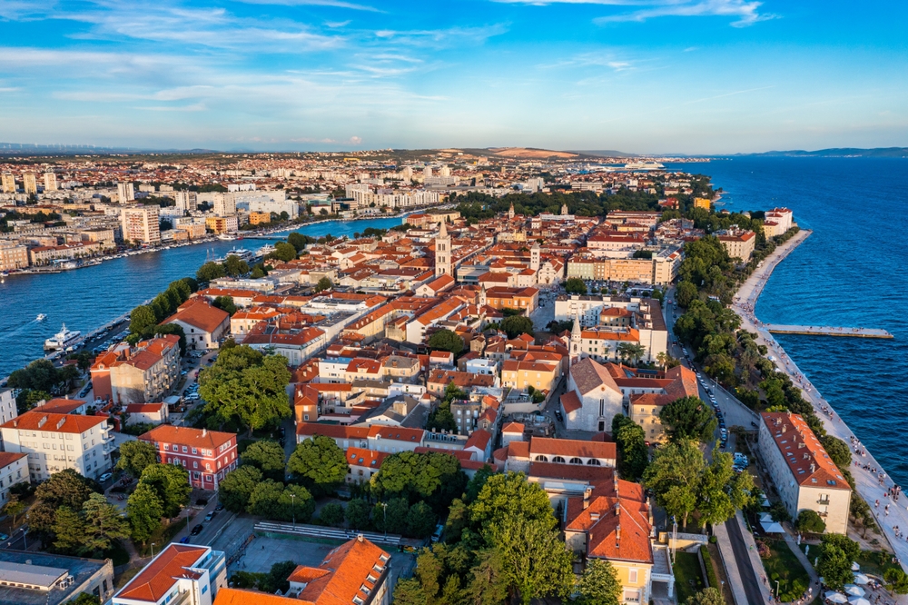 Vista aérea del casco antiguo de Zadar en la península