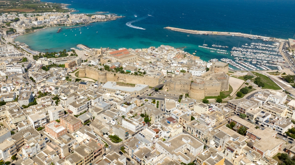 ¿Dónde alojarse en Apulia? Las 7 mejores localidades y buenos hoteles 16 Vista aérea del castillo, la catedral y el puerto de Otranto