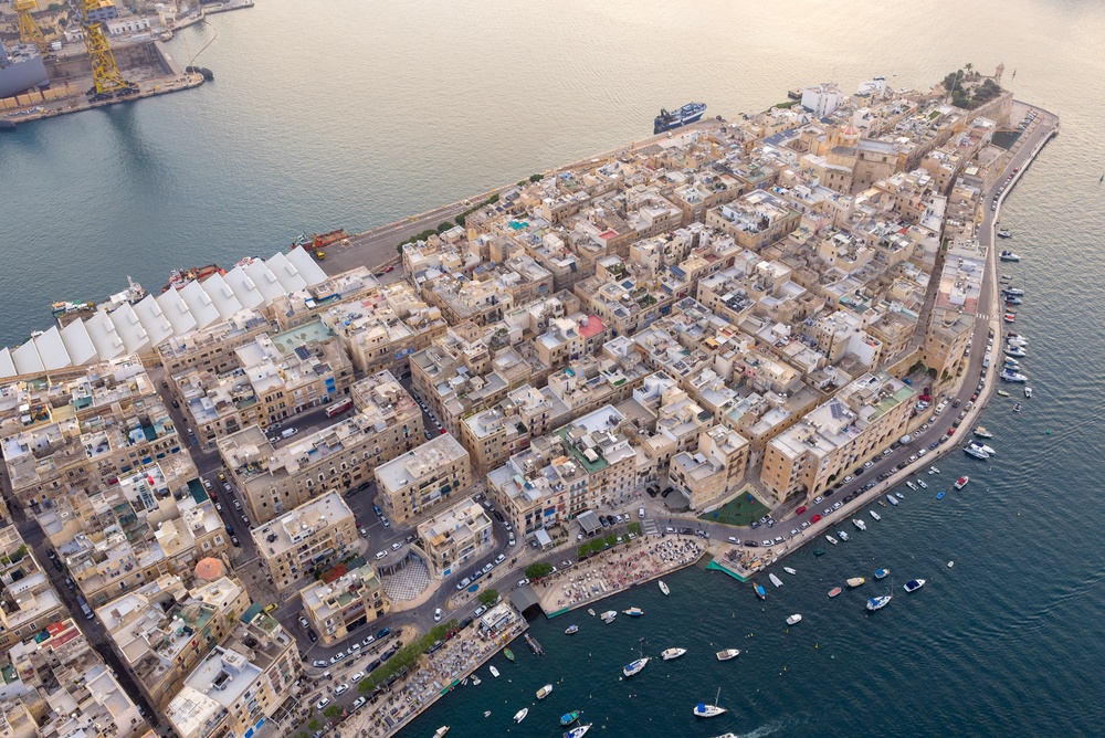 Vista aérea del frente marítimo de Birgu con el fuerte de San Ángel
