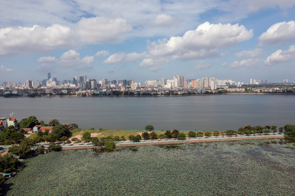 Vista aérea del lago del Oeste y el distrito de Tay Ho en Hanói