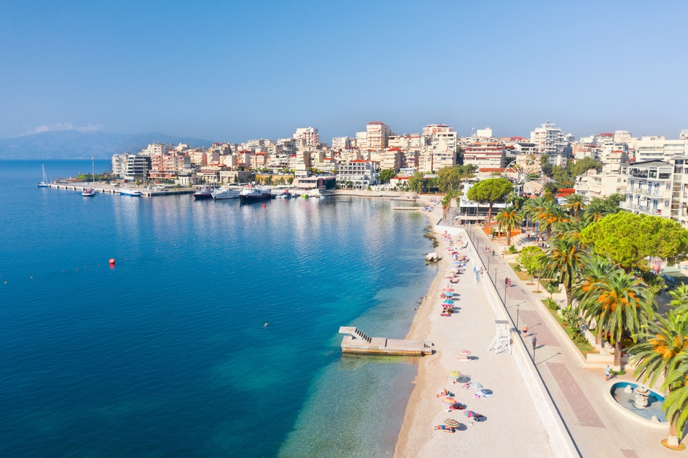 ¿Dónde alojarse en Albania? Los 7 mejores lugares y buenos hoteles 10 Vista de Sarandë con el paseo marítimo y el puerto