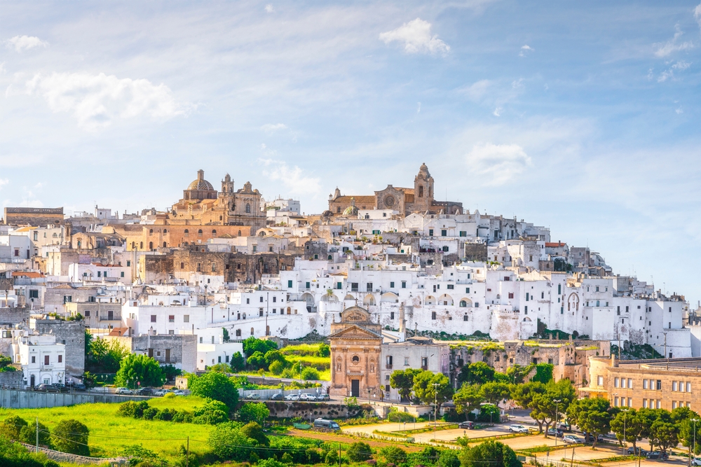 ¿Dónde alojarse en Apulia? Las 7 mejores localidades y buenos hoteles 13 Vista de la ciudad blanca de Ostuni en Apulia
