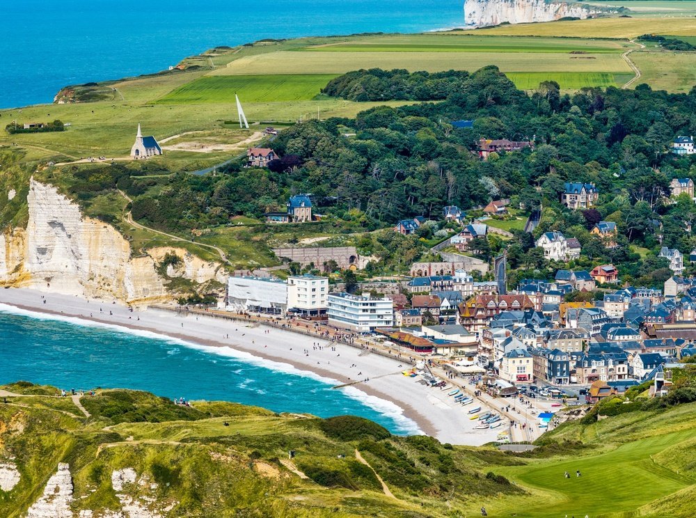 ¿Dónde alojarse en Normandía? Las 6 mejores ciudades y buenos hoteles 11 Los acantilados blancos de creta con el arco Porte d'Aval y la aguja rocosa de Étretat