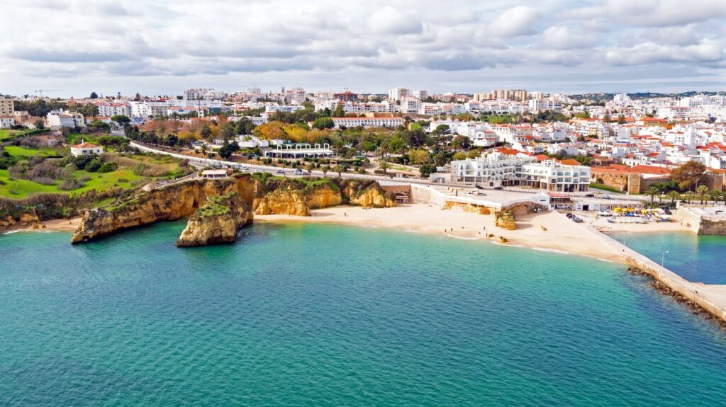 Los acantilados y la playa de arena de Lagos en el Algarve