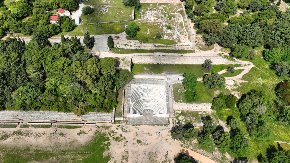 Qué ver en Rodas: las 18 mejores cosas que hacer 27 Vista aérea de la acrópolis de Monte Smith en la ciudad de Rodas con el teatro y el estadio