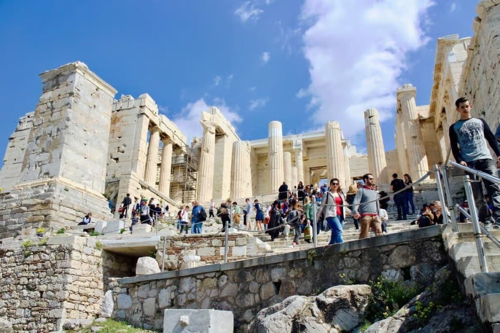 ¿Dónde alojarse en Grecia? Las 13 mejores zonas y buenos hoteles 16 La Acrópolis con el Partenón sobre la roca en el centro de Atenas