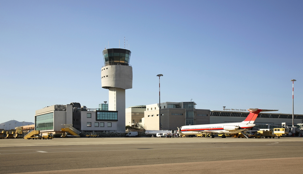 El aeropuerto de Olbia Costa Smeralda, en Cerdeña, con la torre de control y la terminal