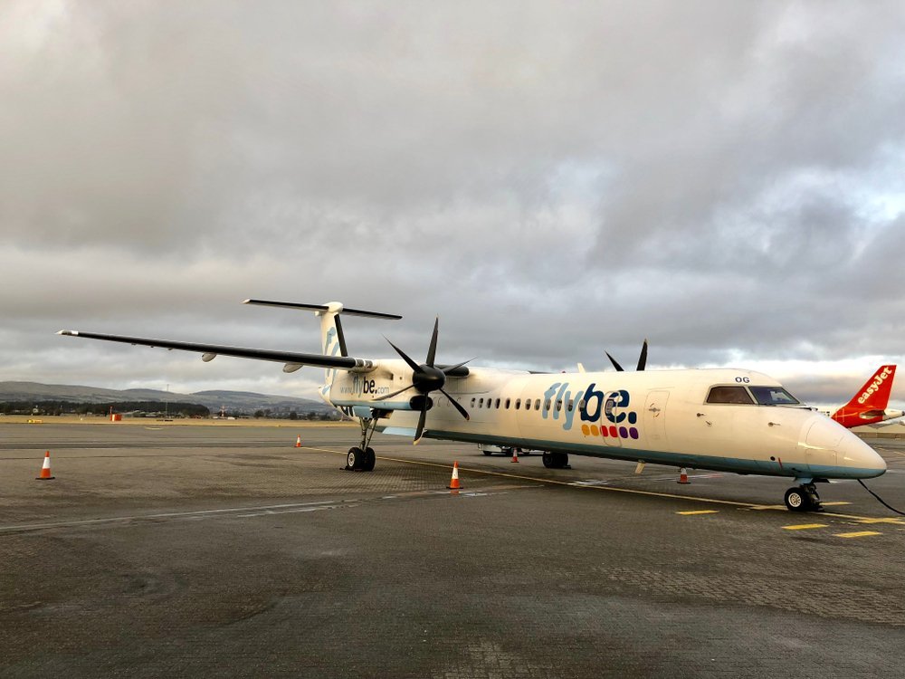 Avión en la plataforma de estacionamiento del Aeropuerto de Glasgow, cerca de Paisley