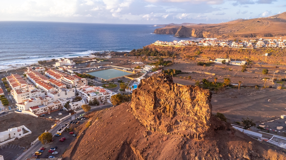 Vista aérea de Agaete y el puerto de Puerto de las Nieves, en Gran Canaria, al atardecer