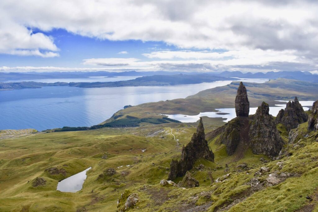 La aguja de roca Old Man of Storr en la península de Trotternish, al norte de Portree