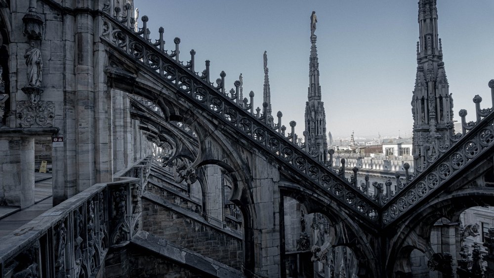 ¿Dónde alojarse en Italia? Las 14 mejores zonas y buenos hoteles 21 Las agujas del Duomo di Milano vistas desde la azotea de la catedral