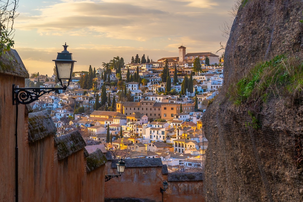 El histórico barrio del Albaicín visto desde arriba, con vistas sobre Granada