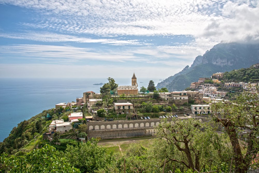 ¿Dónde alojarse en Positano? Las 4 mejores zonas y buenos hoteles 10 La aldea de Montepertuso en lo alto sobre Positano, en la costa Amalfitana