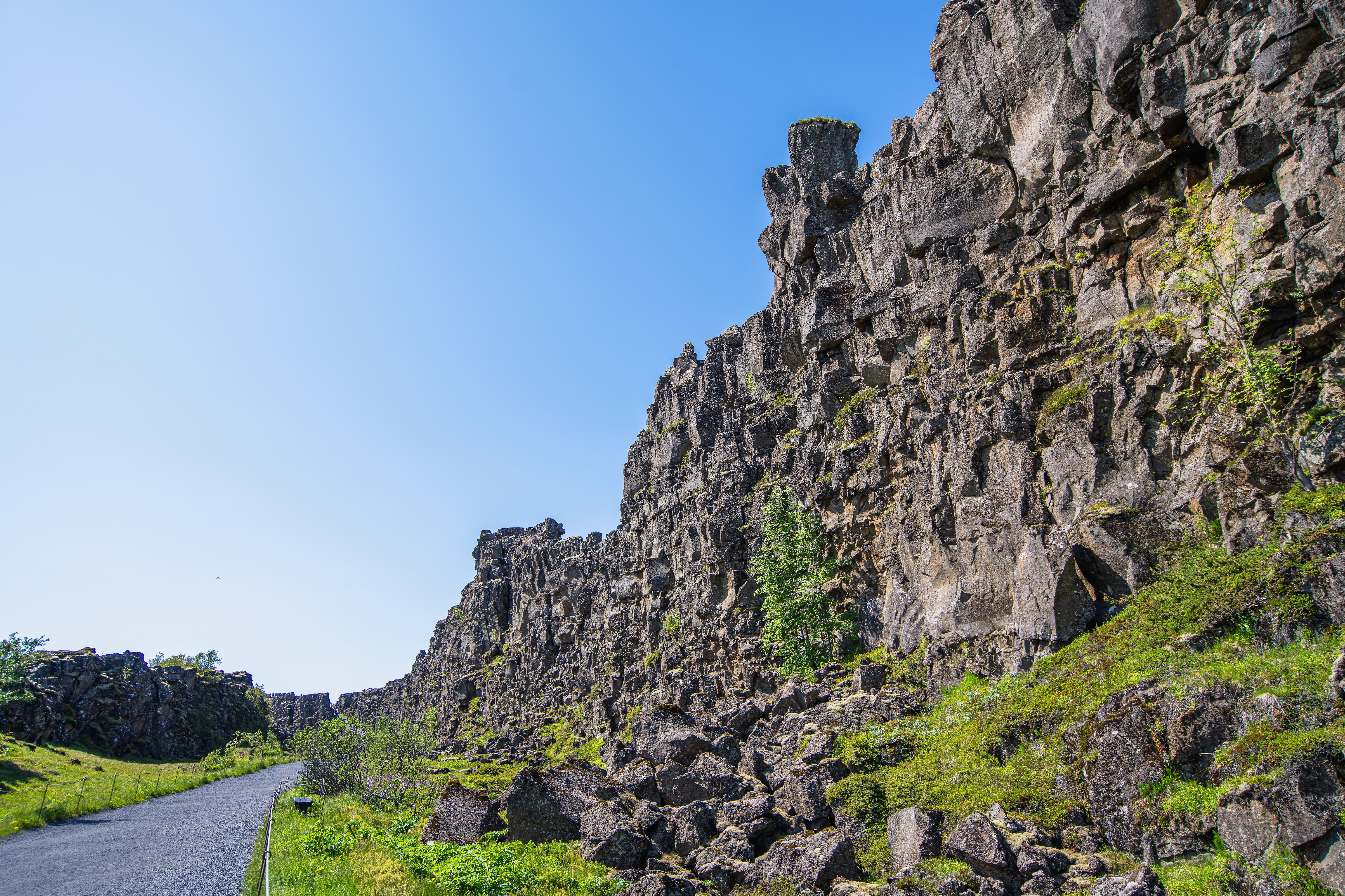 Qué ver en Islandia: las 18 mejores cosas que hacer 22 Sendero junto a la pared rocosa de Almannagjá en Þingvellir