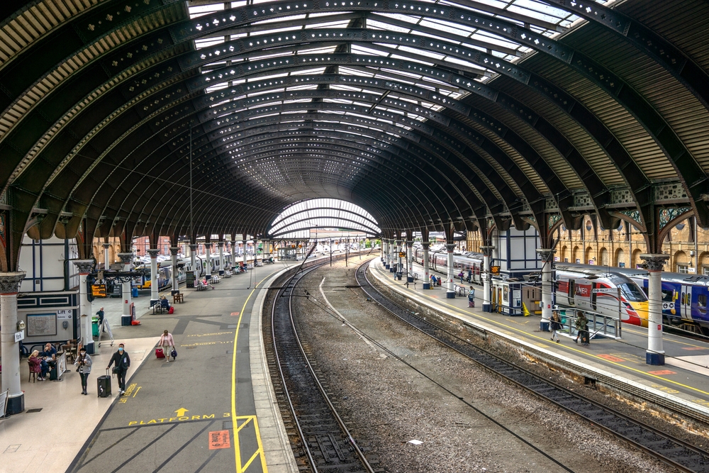 ¿Dónde alojarse en York? Las 6 mejores zonas y buenos hoteles 9 El andén de la estación de York