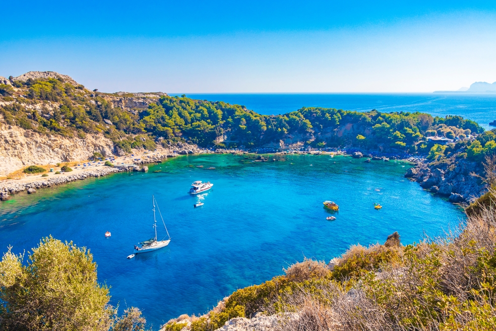 Qué ver en Rodas: las 18 mejores cosas que hacer 30 Agua turquesa en Anthony Quinn Bay, cerca de Faliraki, en Rodas